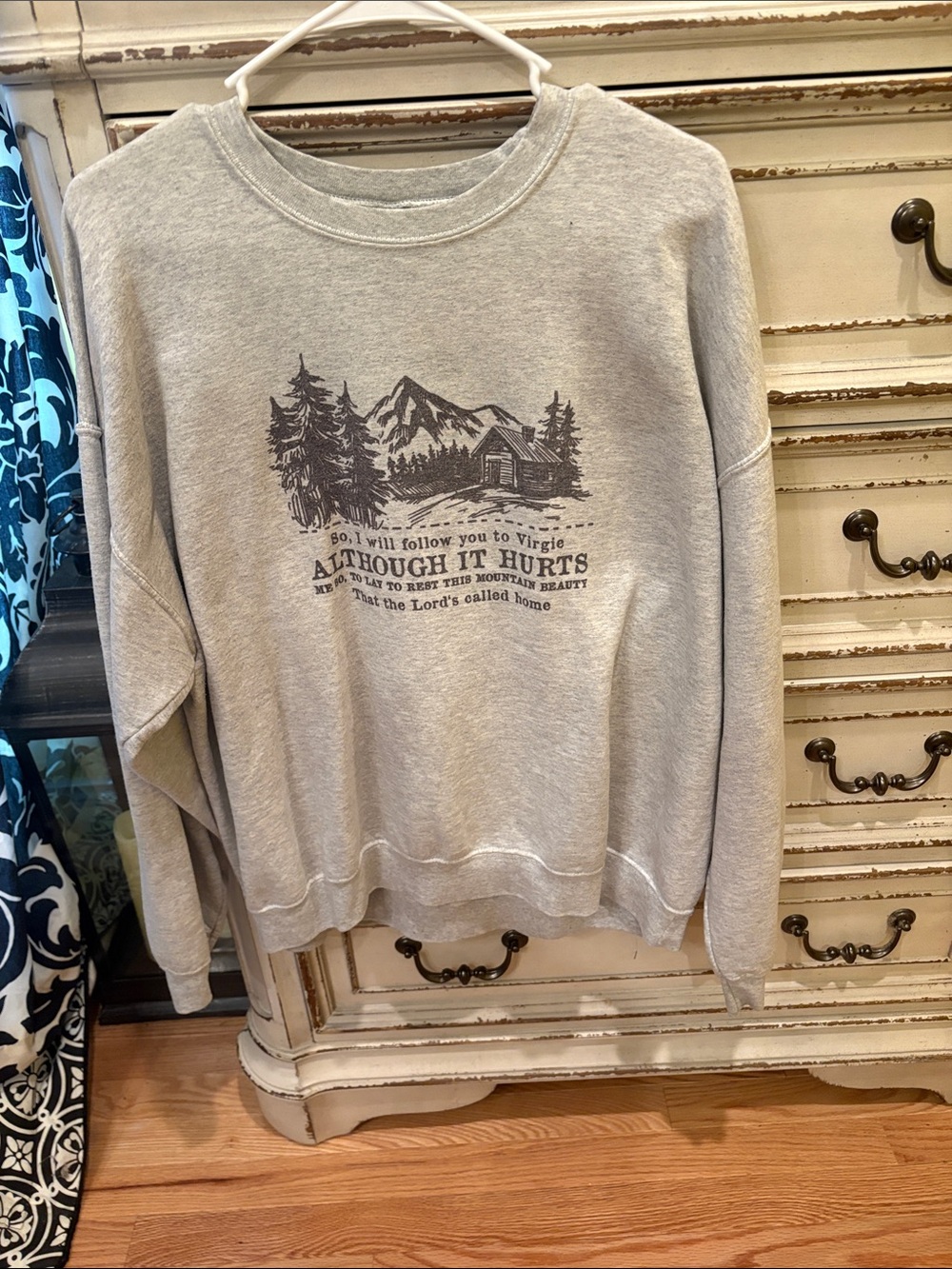 Gildan Light Gray Crewneck Sweatshirt with Tyler Childers Graphic